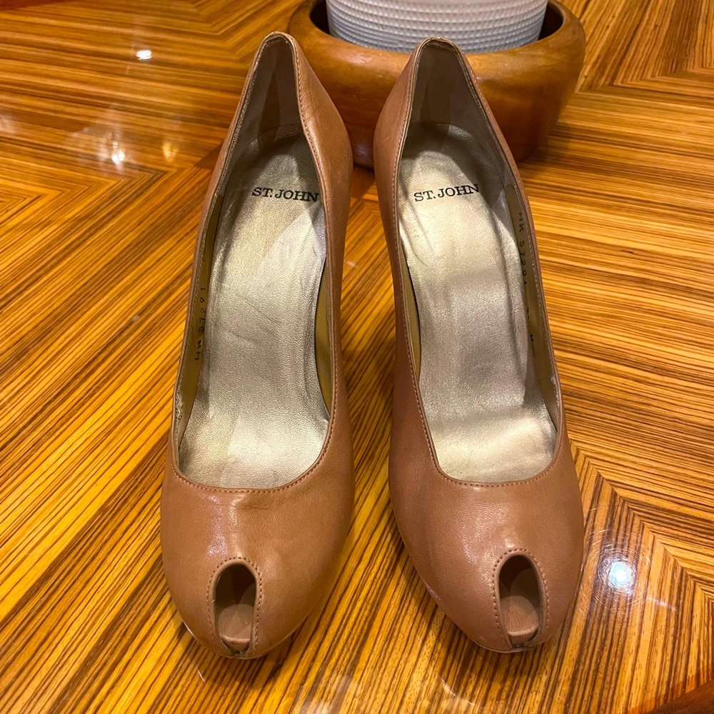 ST JOHN leather peep-toe platform pumps tan neutral color size 7.5